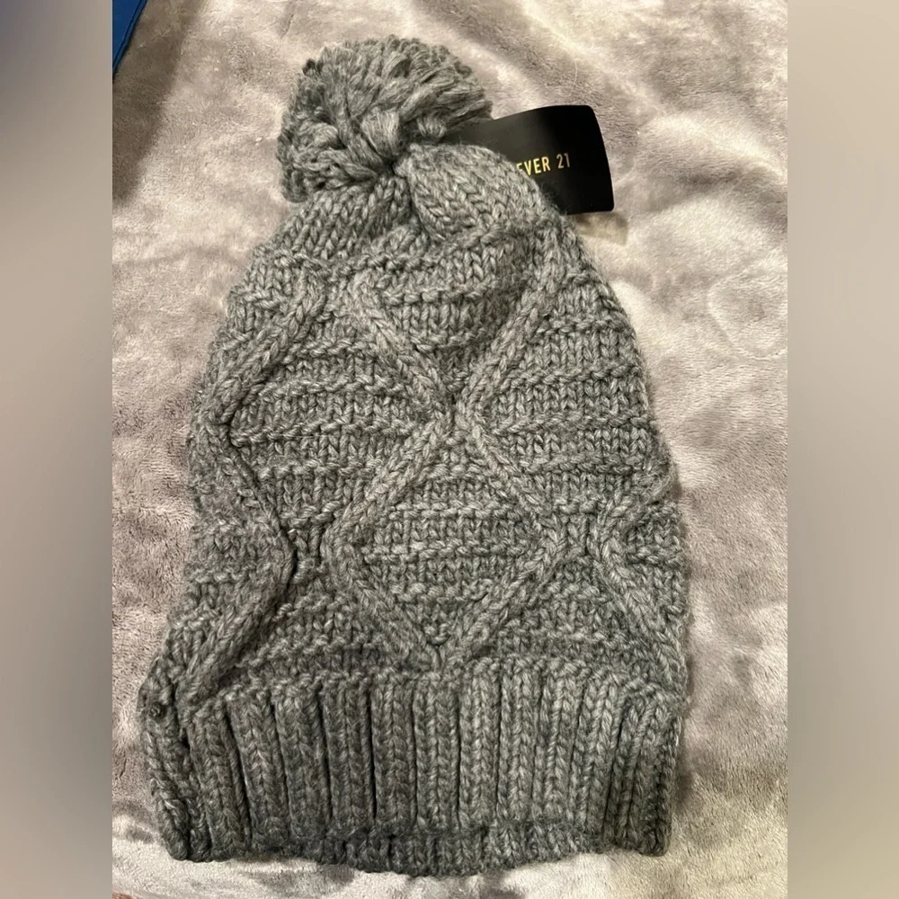 NWT Forever 21 knit hat.